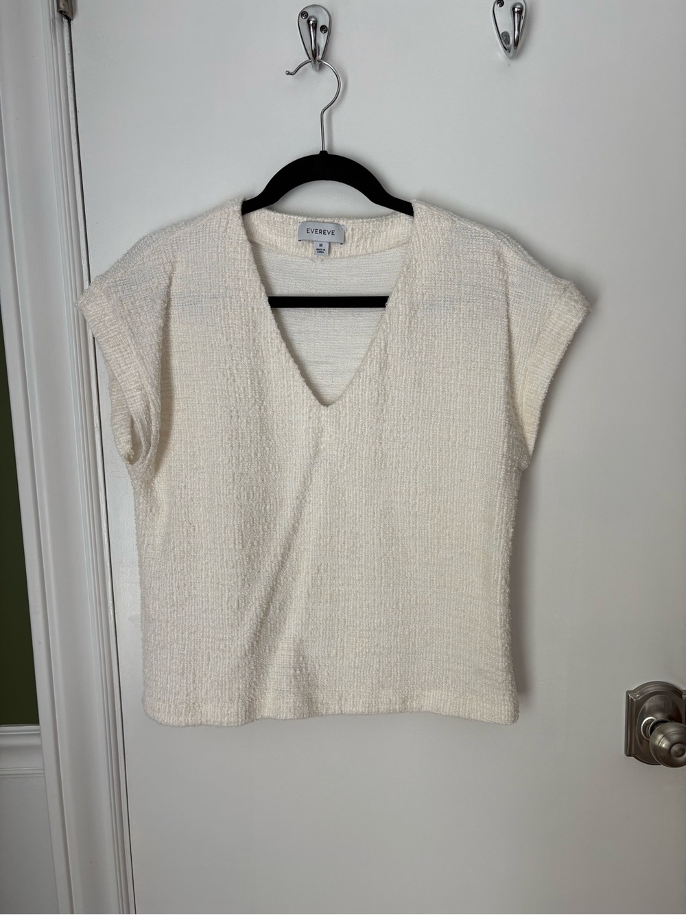 Evereve Cream Textured V-Neck Cap Sleeve Top